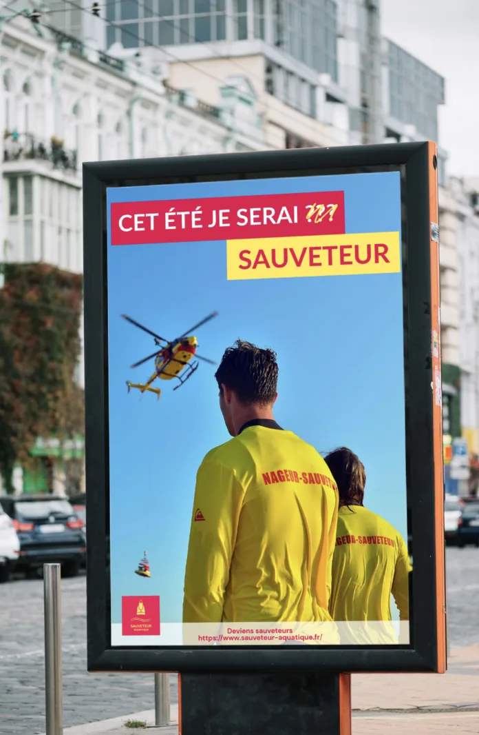 Cartel de campaña en una valla publicitaria urbana